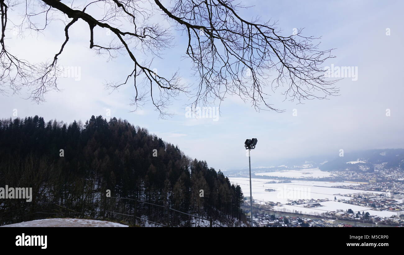 Schwaz - Tirol Österreich Ausblick von Burg Freundsberg im Winter bei Nebel über das Inntal Stockfoto