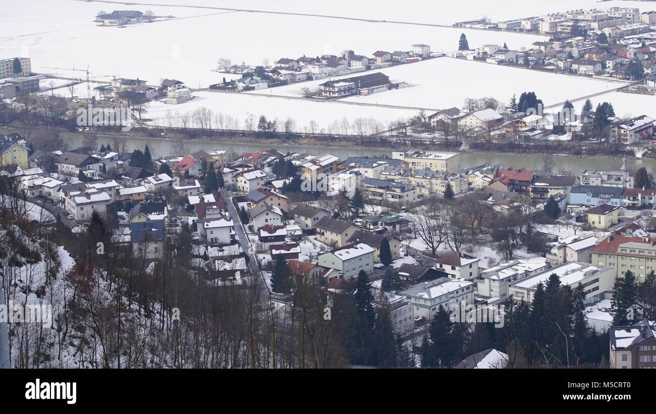 Schwaz - Tirol Österreich Ausblick von Burg Freundsberg im Winter bei Nebel über das Inntal Stockfoto