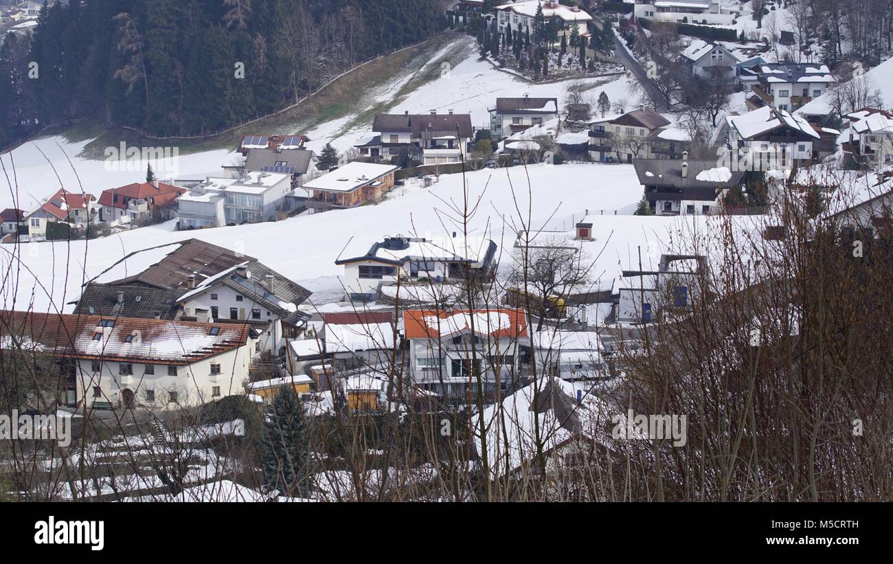 Schwaz - Tirol Österreich Ausblick von Burg Freundsberg im Winter bei Nebel über das Inntal Stockfoto