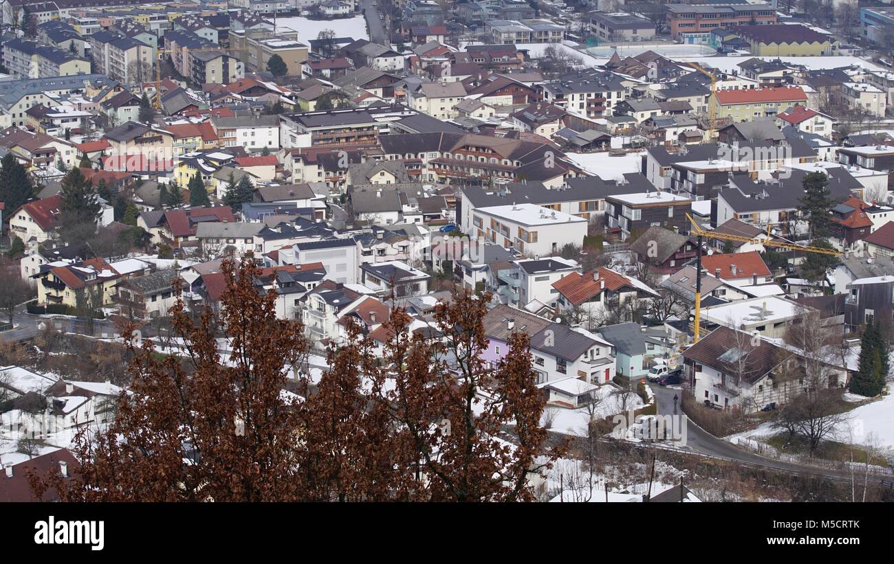 Schwaz - Tirol Österreich Ausblick von Burg Freundsberg im Winter bei Nebel über das Inntal Stockfoto