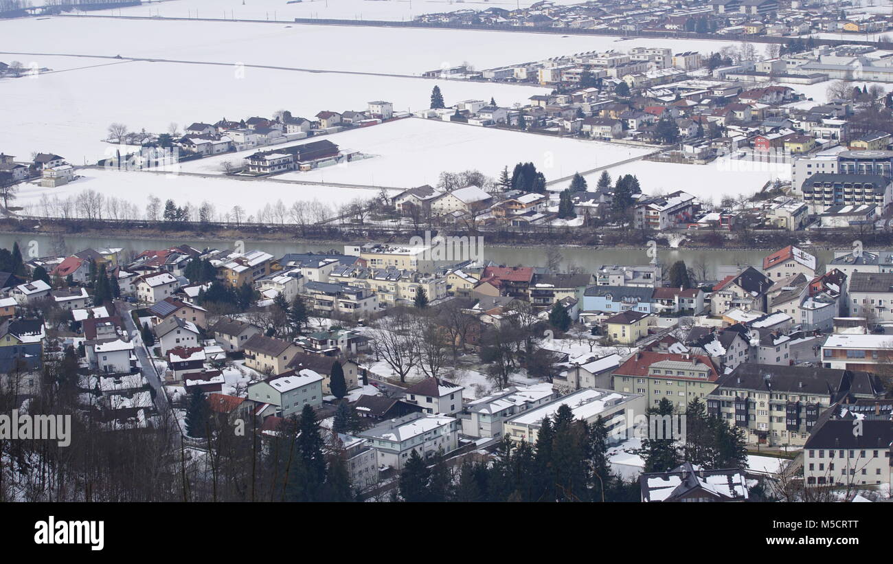 Schwaz - Tirol Österreich Ausblick von Burg Freundsberg im Winter bei Nebel über das Inntal Stockfoto