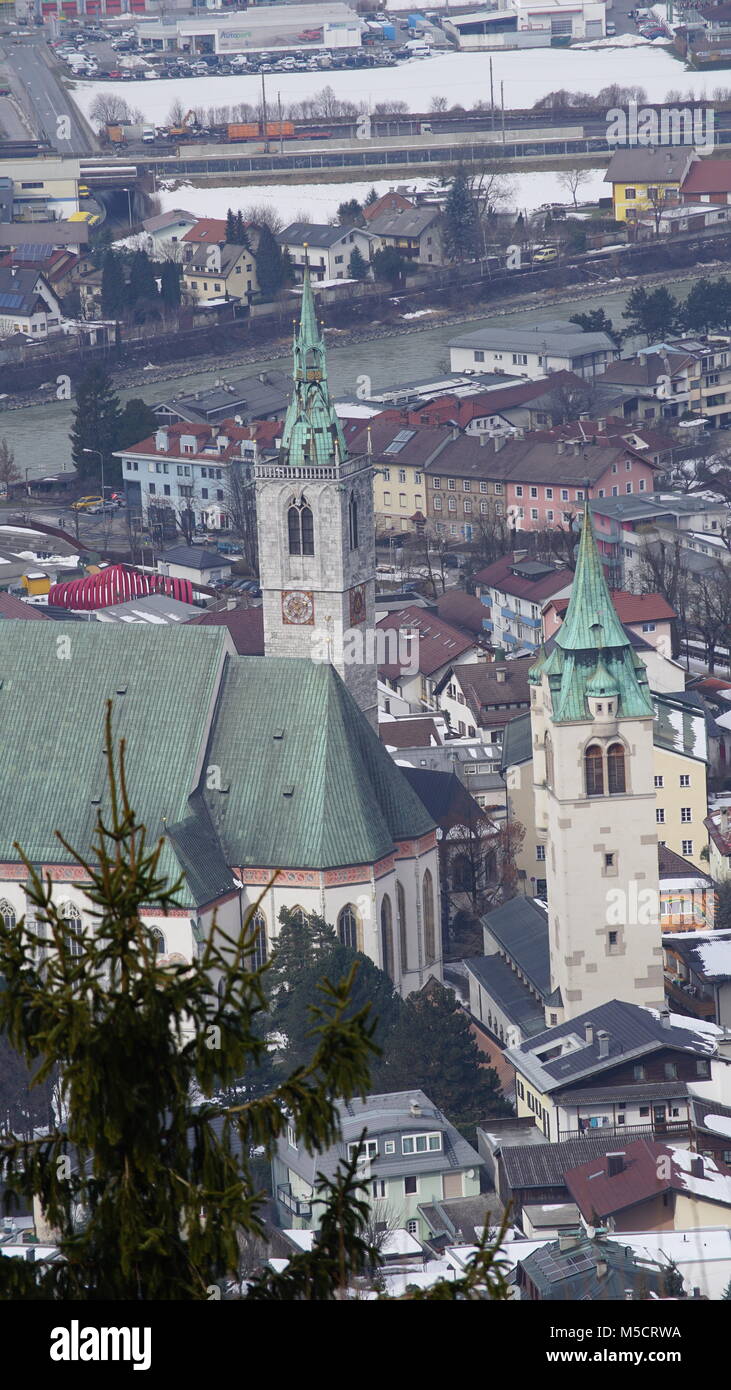 Schwaz - Tirol Österreich Ausblick von Burg Freundsberg im Winter bei Nebel über das Inntal Stockfoto