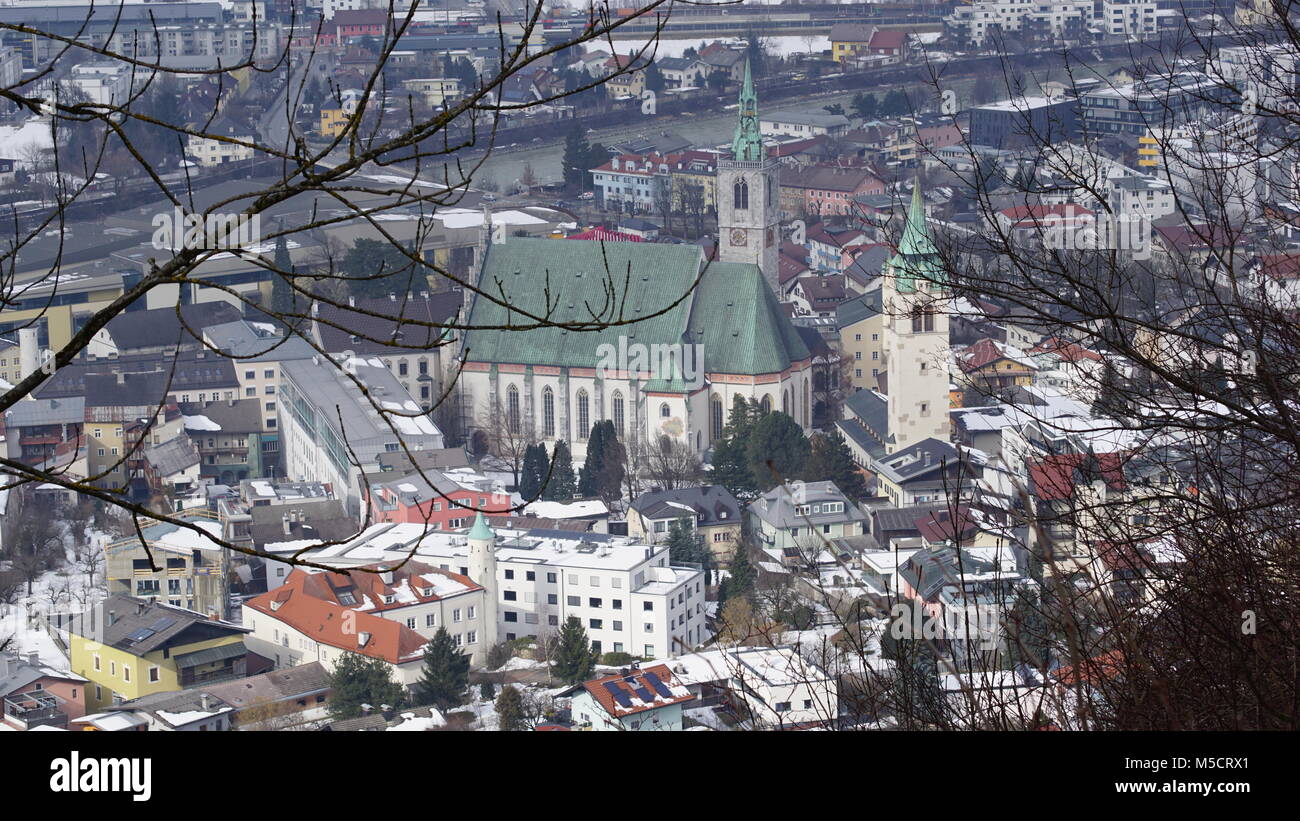 Schwaz - Tirol Österreich Ausblick von Burg Freundsberg im Winter bei Nebel über das Inntal Stockfoto