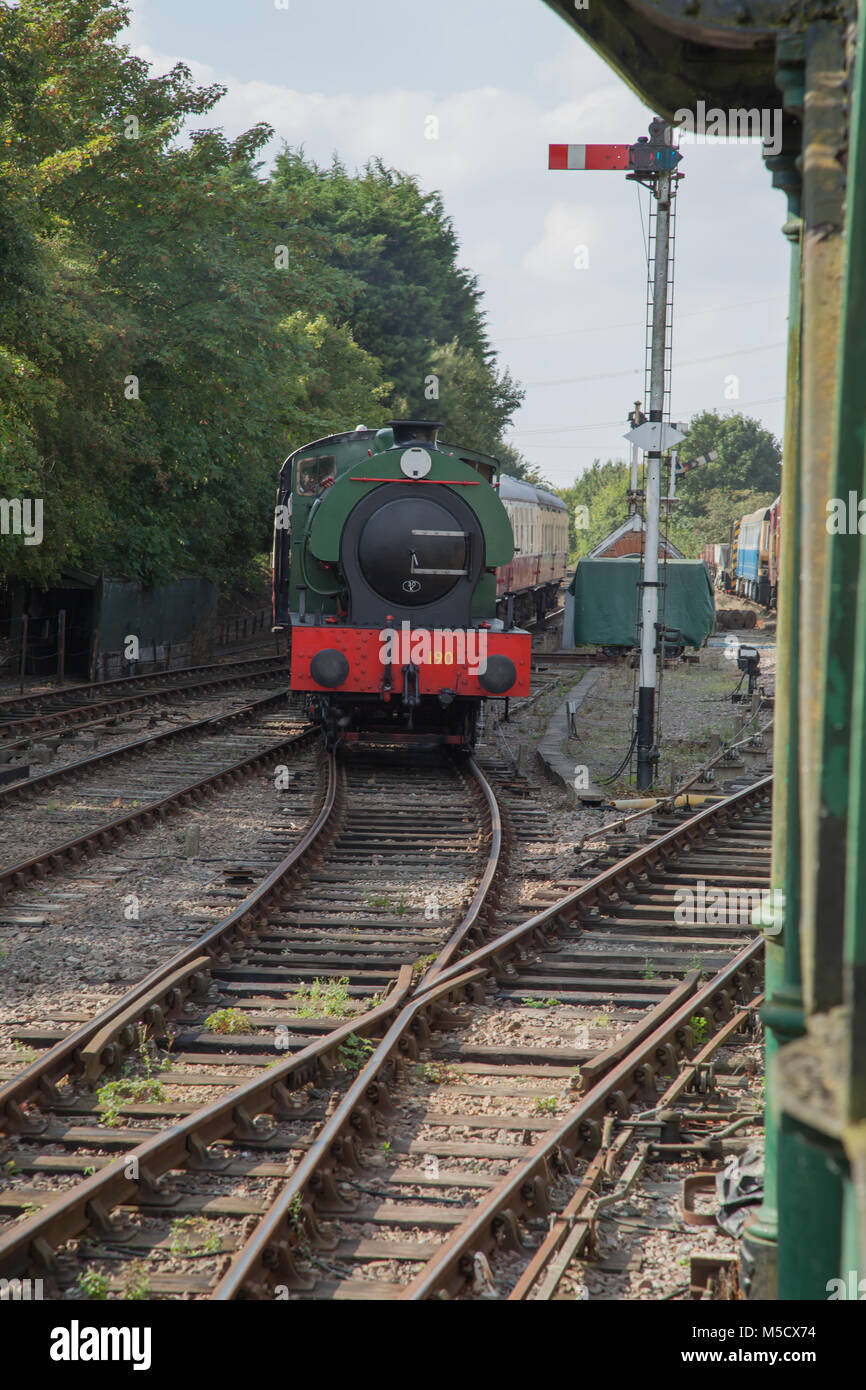 Foto eines 0.6.0 Sattel Tenderlokomotive ziehen in eine Station Stockfoto