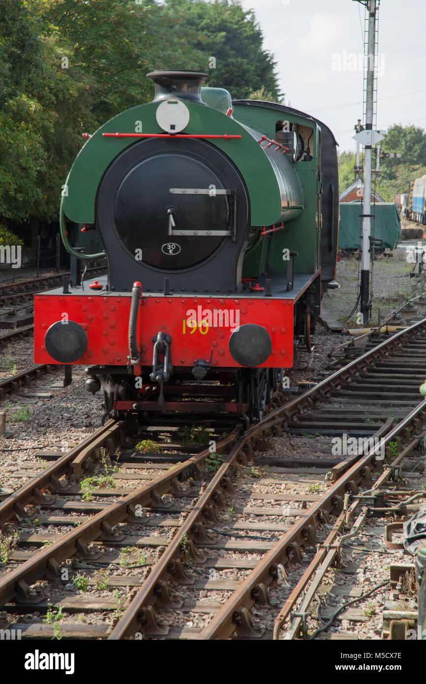Foto eines 0.6.0 Sattel Tenderlokomotive ziehen in eine Station Stockfoto