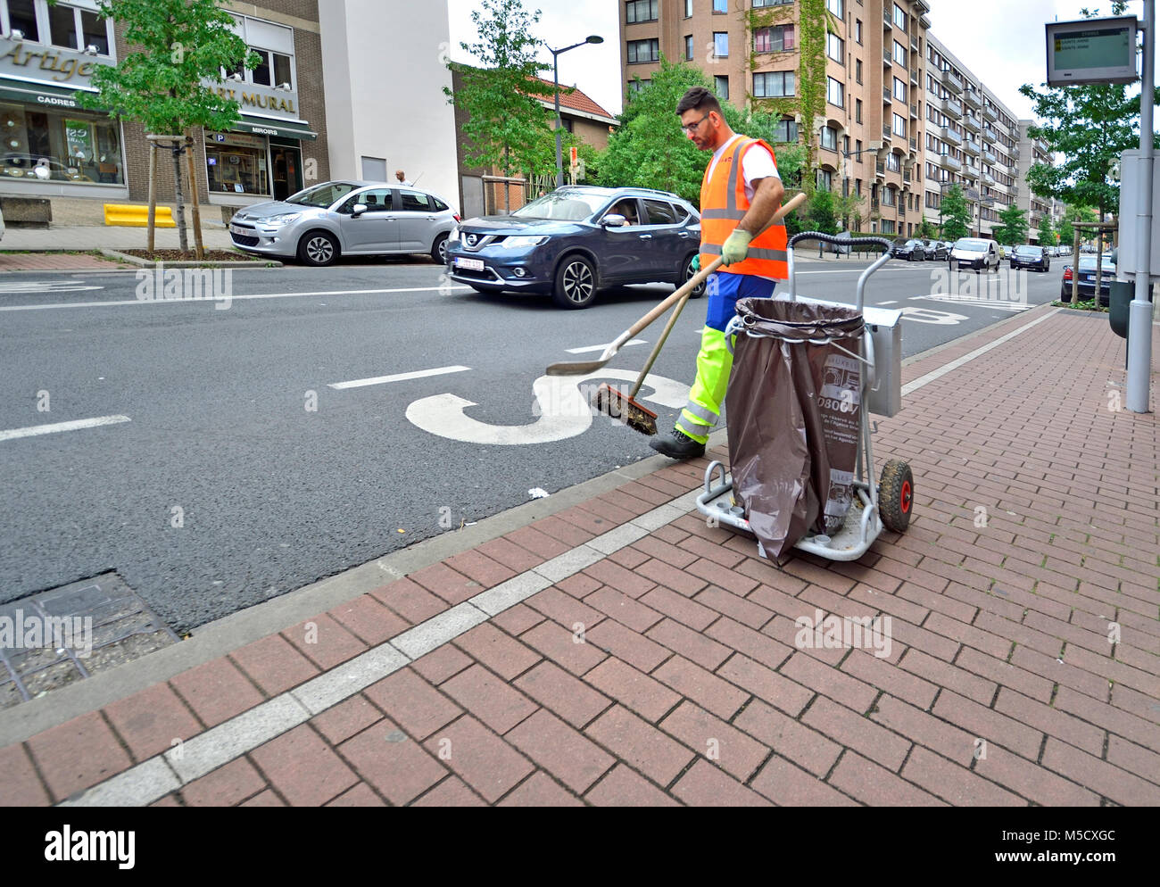 Brüssel, Belgien. Street cleaner in einer hohen vis Weste Stockfoto