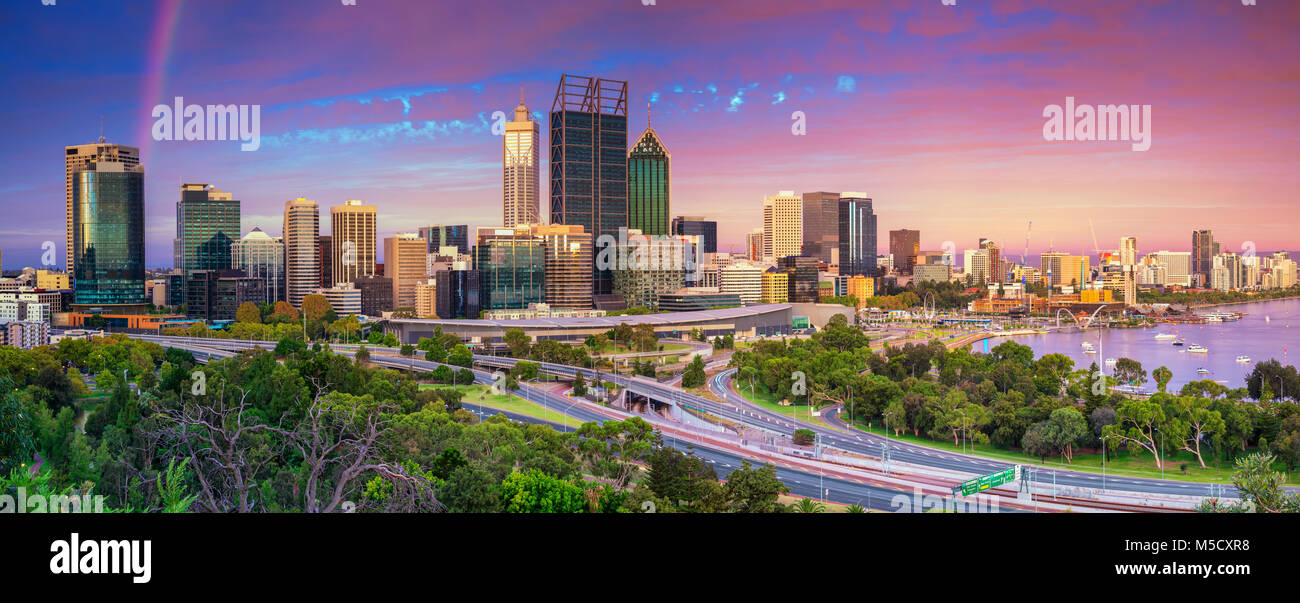 Perth. Panoramablick auf das Stadtbild bild Skyline von Perth, Australien während der dramatischen Sonnenuntergang. Stockfoto