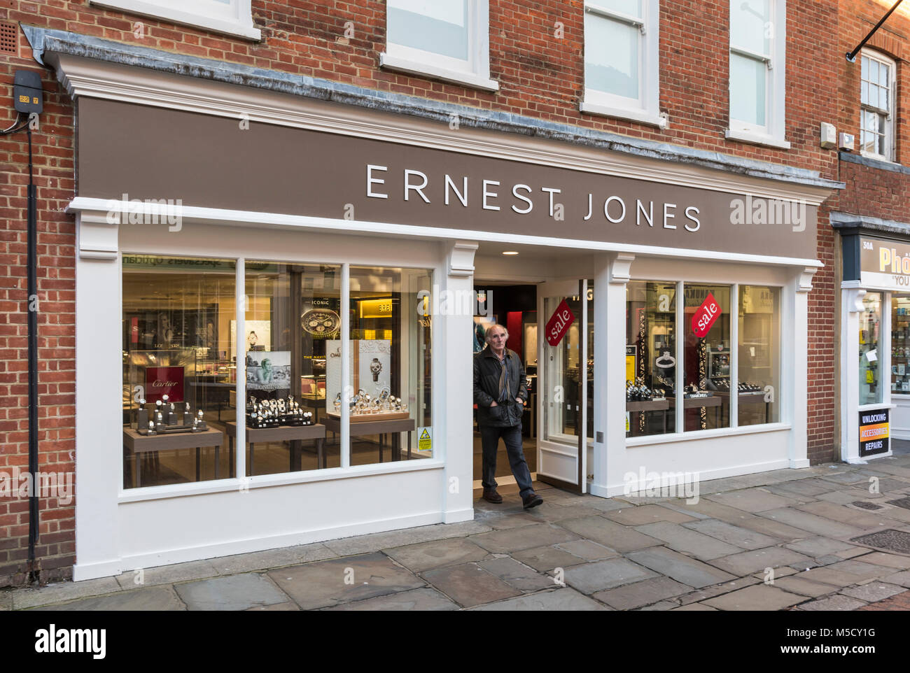 Ernest Jones Juweliere in England, Großbritannien. Ernest Jones Schmuck Shop. Stockfoto