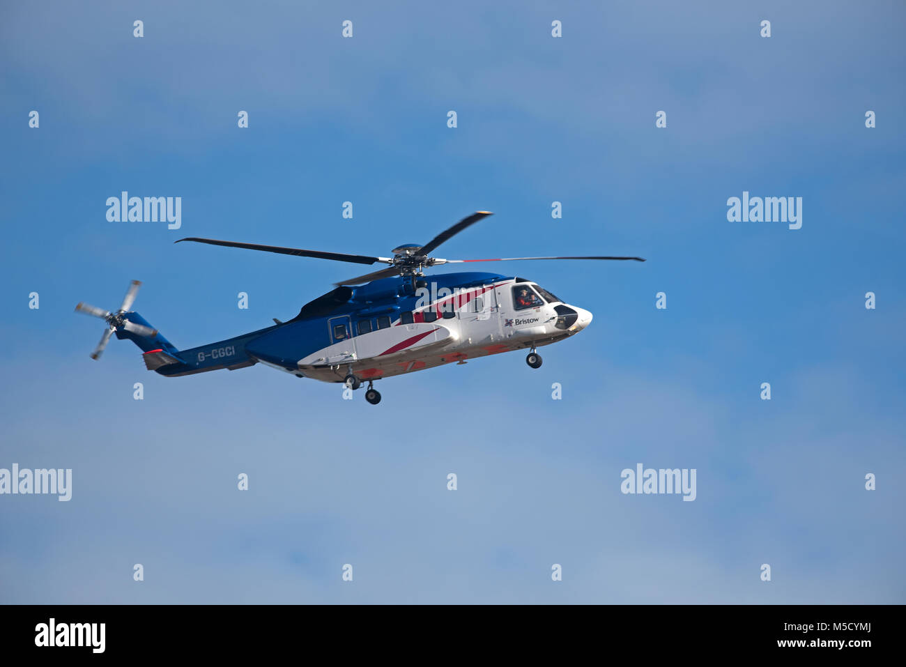 Bristows Sikorsky S-92 Hubschrauber G-CGCI zurück zum Aberdeen Heliport aus der Nordsee Öl Plattform mit Veränderung der Plattform Crew. Stockfoto