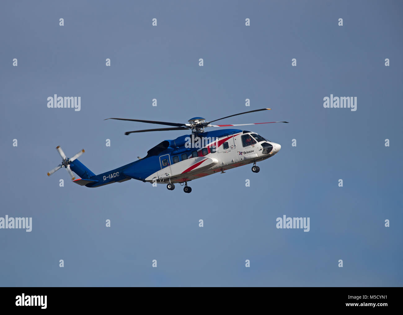 Bristows Sikorsky S-92 Hubschrauber G-IACC zurück zum Aberdeen Heliport von einer Ölplattform in der Nordsee. Stockfoto