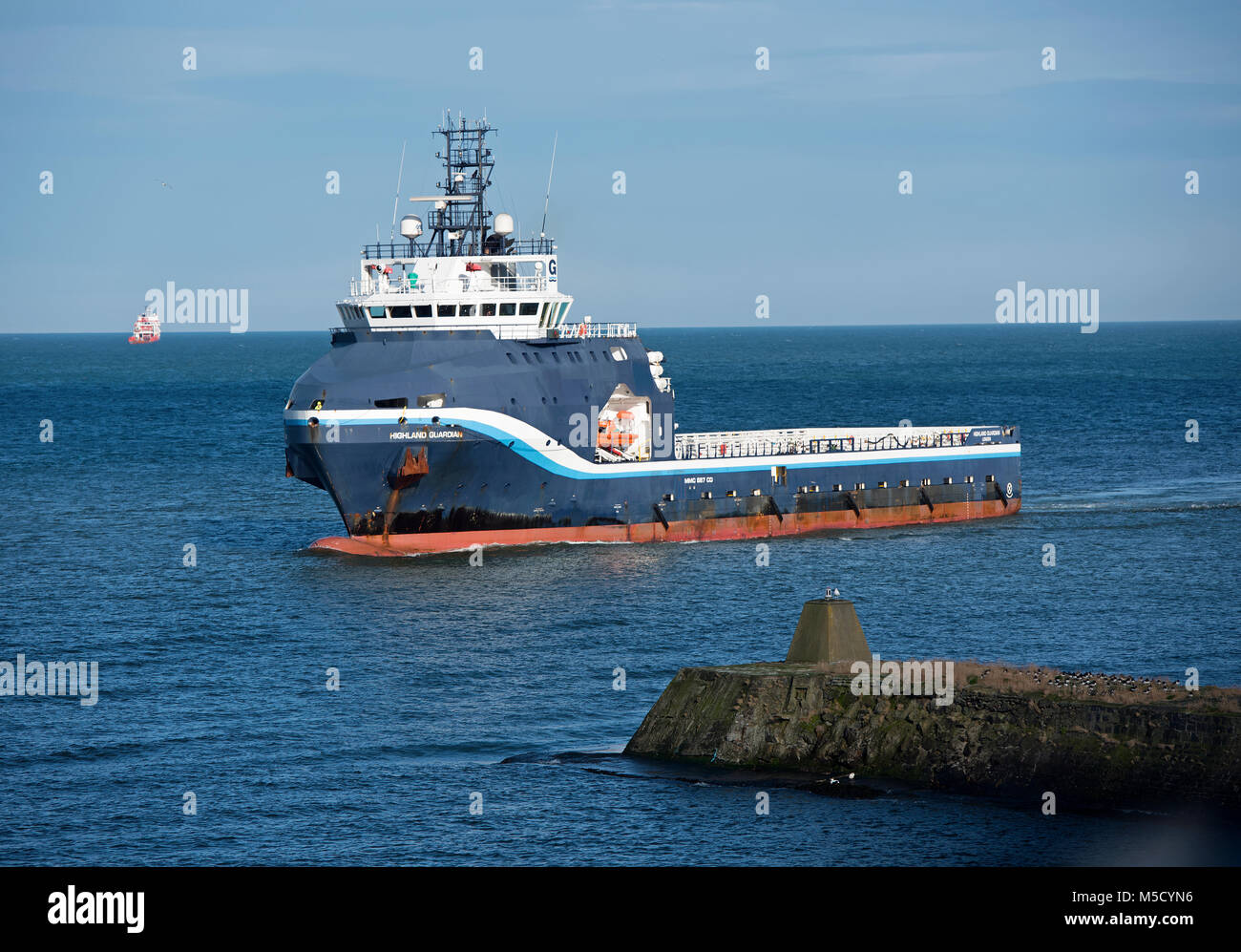 Die Offshore Supply Vessel Highland Guardian Ansätze Hafen Aberdeen aus der Nordsee. Stockfoto