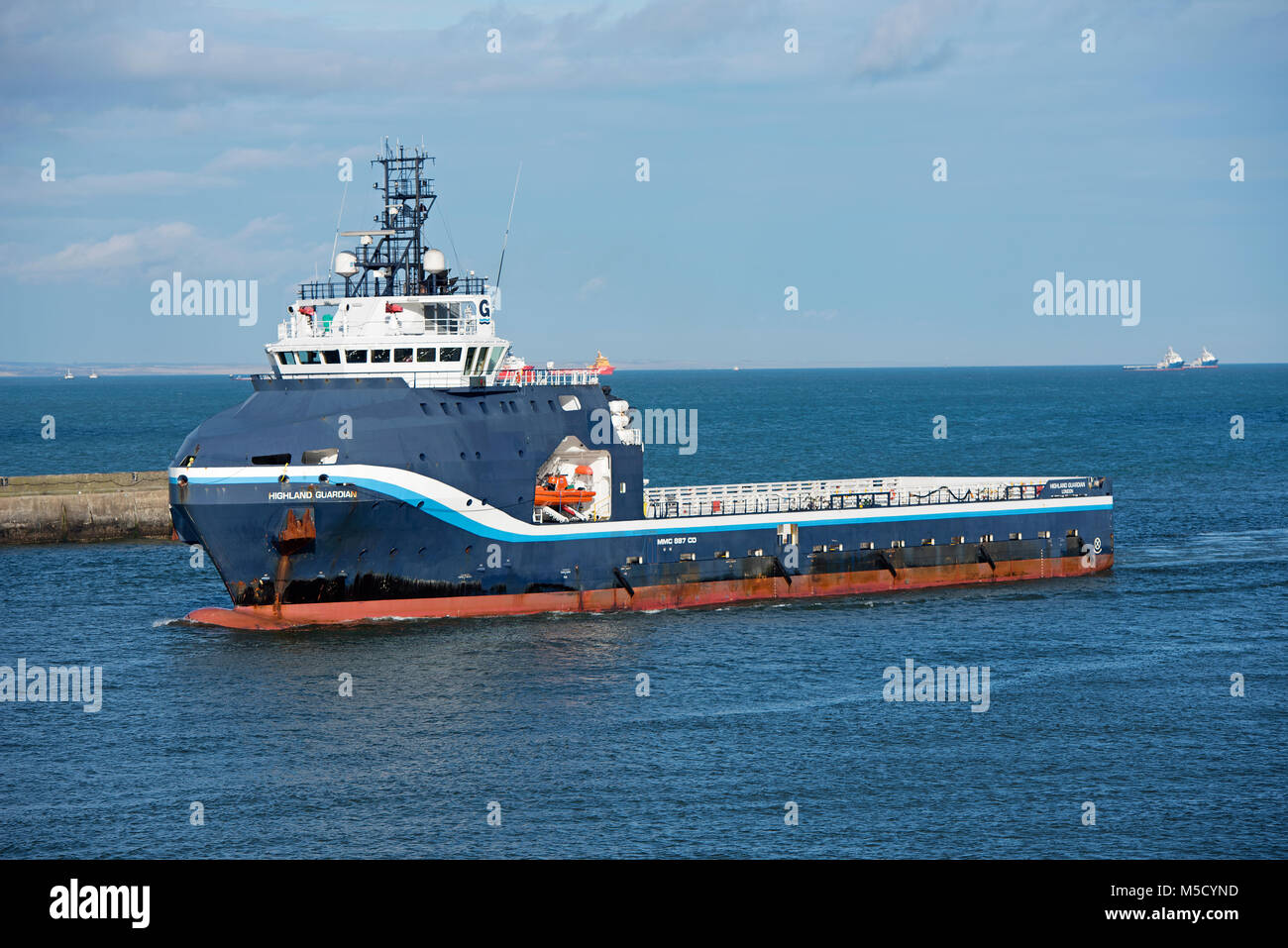 Die Offshore Supply Vessel Highland Guardian Ansätze Hafen Aberdeen aus der Nordsee. Stockfoto