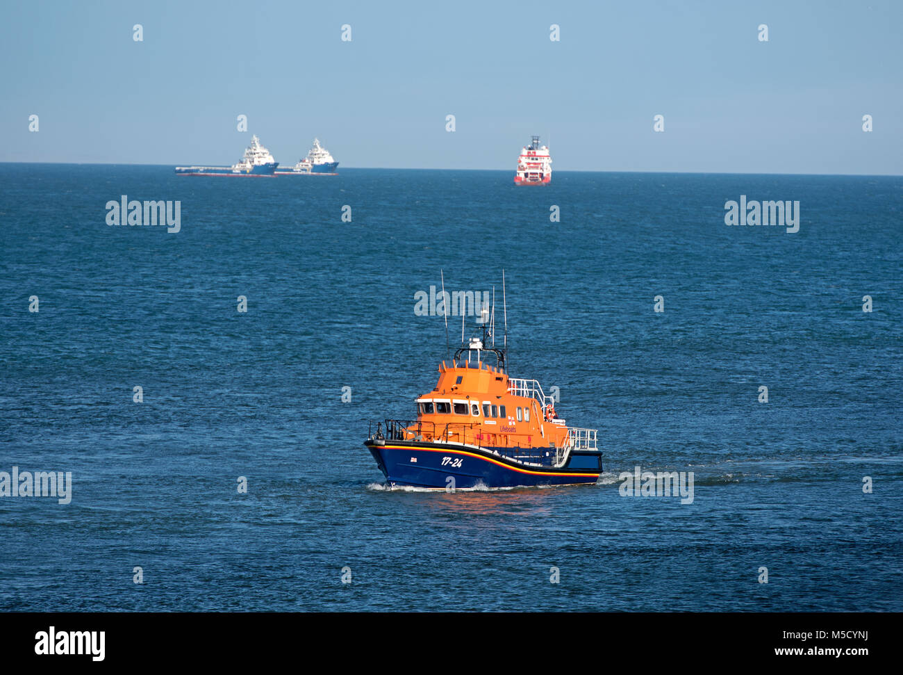 Die Aberdeen RNLI SEVERN Class Lifeboat BON CCCORD wieder in ihren Heimathafen aus der Nordsee. Stockfoto