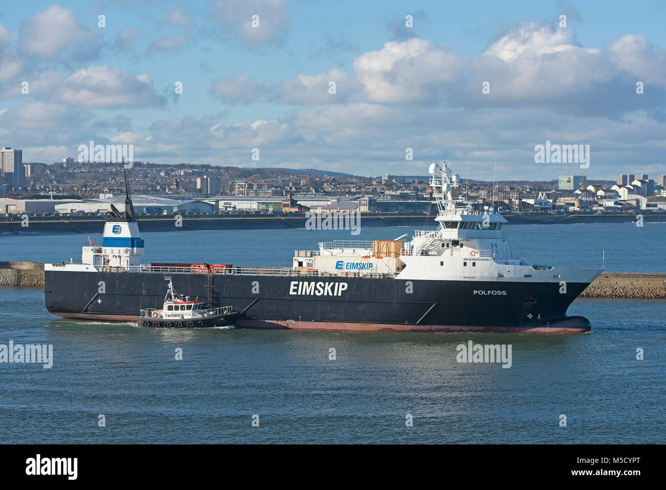 Segeln auf dem Orange Linie für Eimskip aus Norwegen das Schiff "Polfoss' fährt Aberdeen für die Nordsee. Stockfoto