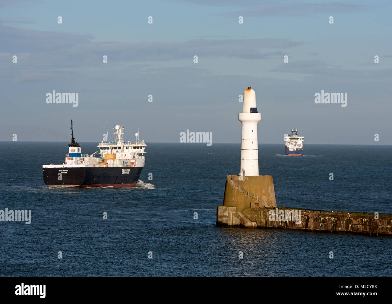 Segeln auf dem Orange Linie für Eimskip aus Norwegen das Schiff "Polfoss' fährt Aberdeen für die Nordsee. Stockfoto