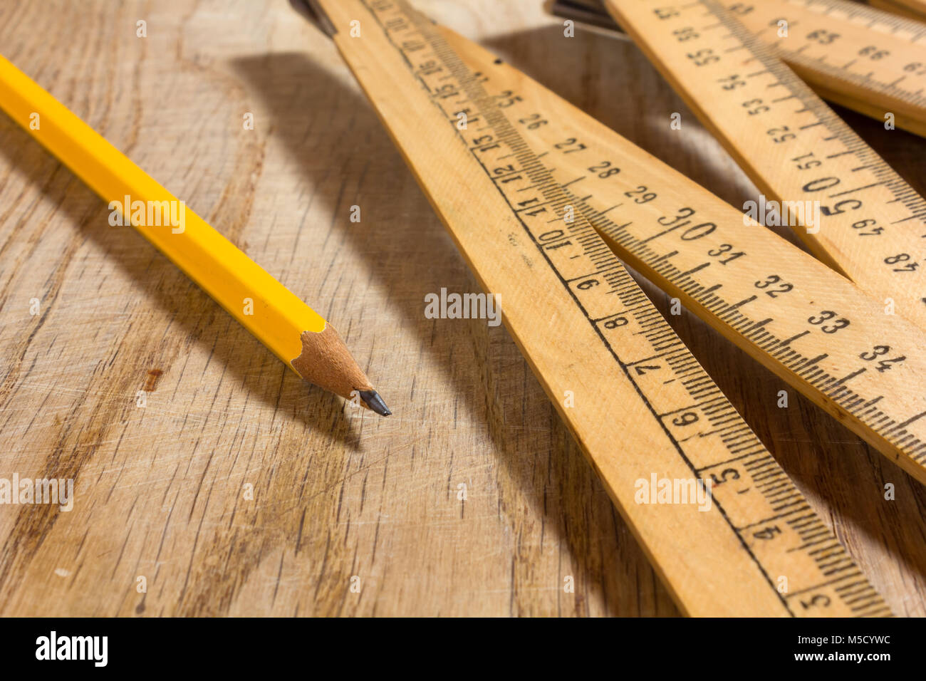 Ein Messstab und einen Bleistift auf einem alten Holztisch Stockfoto