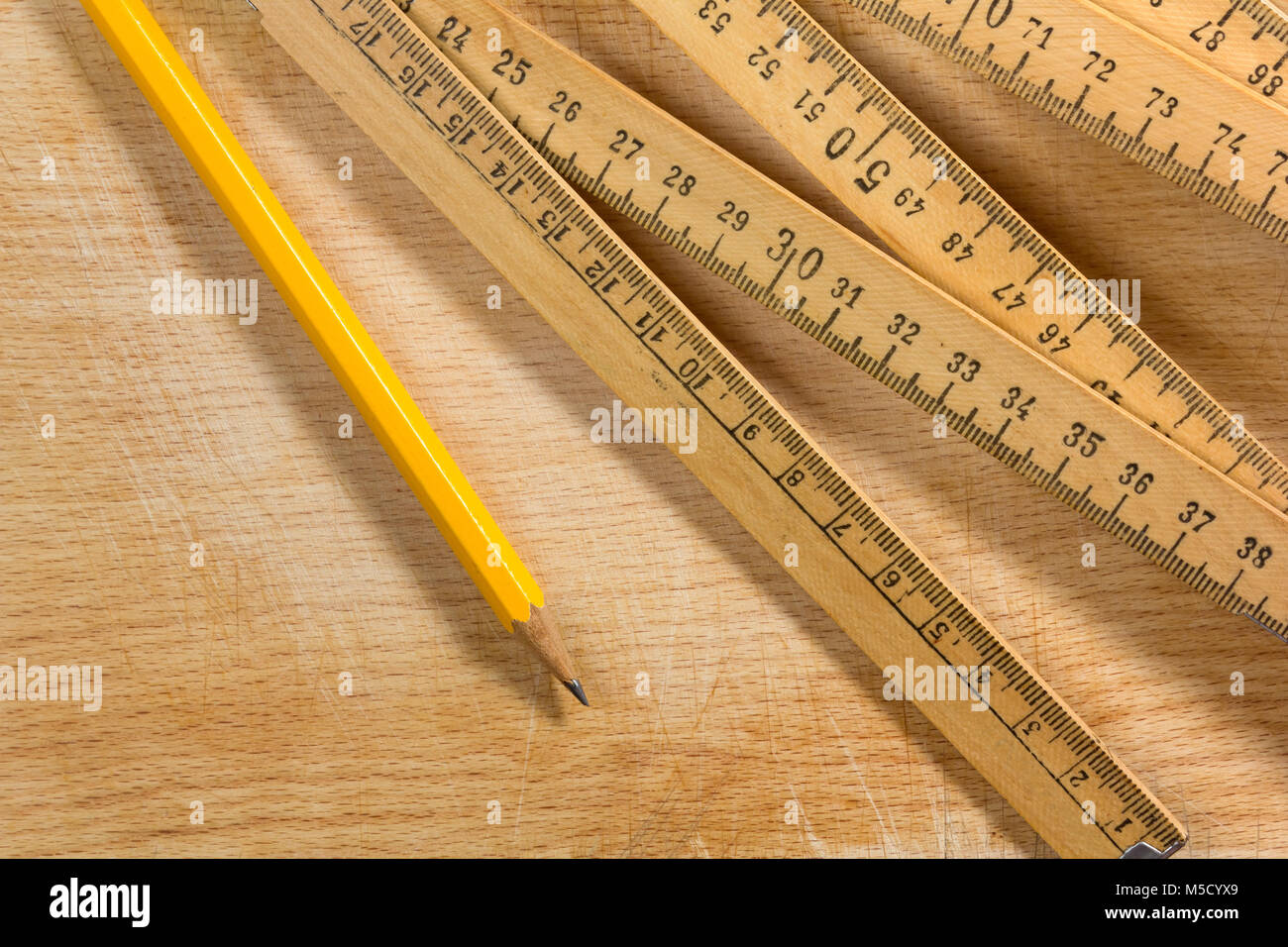Ein Messstab und einen Bleistift auf einem alten Holztisch Stockfoto