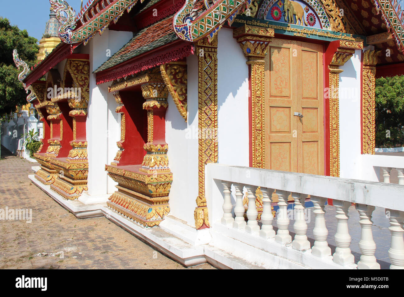 In einem buddhistischen Tempel (Wat Pan Ping) in Chiang Mai (Thailand). Stockfoto