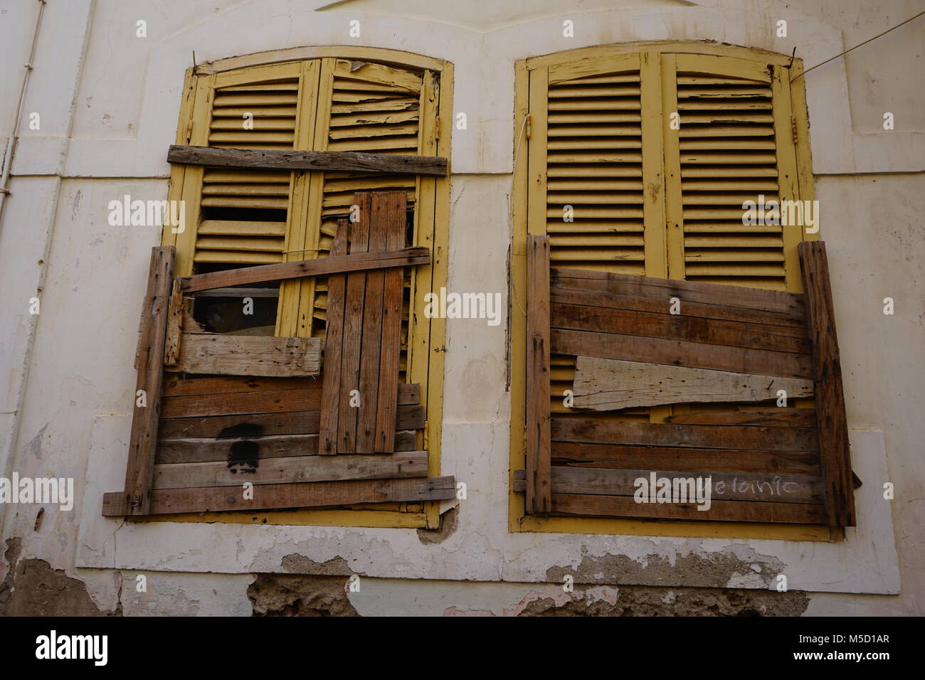 Haus withboarded auf und beschädigten Gitter Rollos, Mindelo, Sao Vicente, Kap Verde Stockfoto