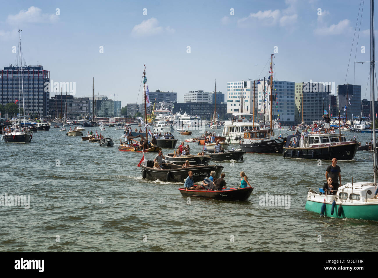 Amsterdam, Niederlande, 20. August 2015: SAIL Amsterdam 2015 ist eine riesige Flotte von Tall Ships, das maritime Erbe, Marineschiffe und beeindruckende replic Stockfoto