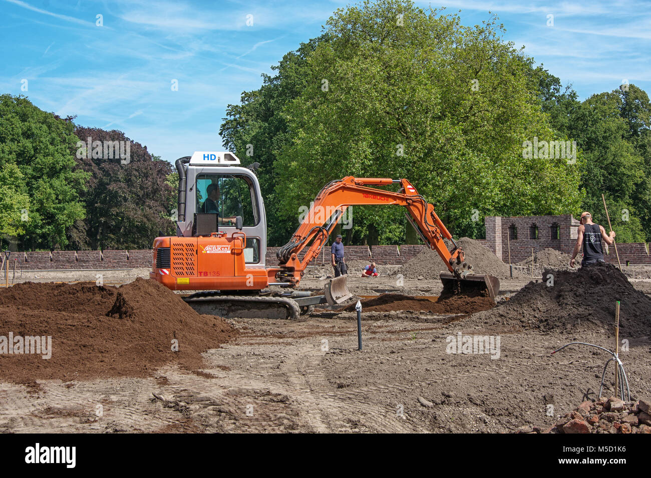 Haarzuilens, Niederlande, 5. August 2015: Arbeiten im Garten von Schloss de Haar Stockfoto