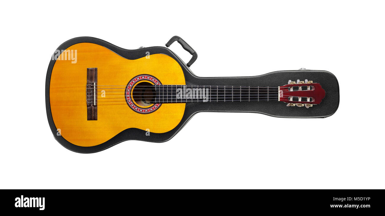Musikinstrument - Akustische Gitarre von oben auf einen harten Fall auf einem weißen Hintergrund. Stockfoto