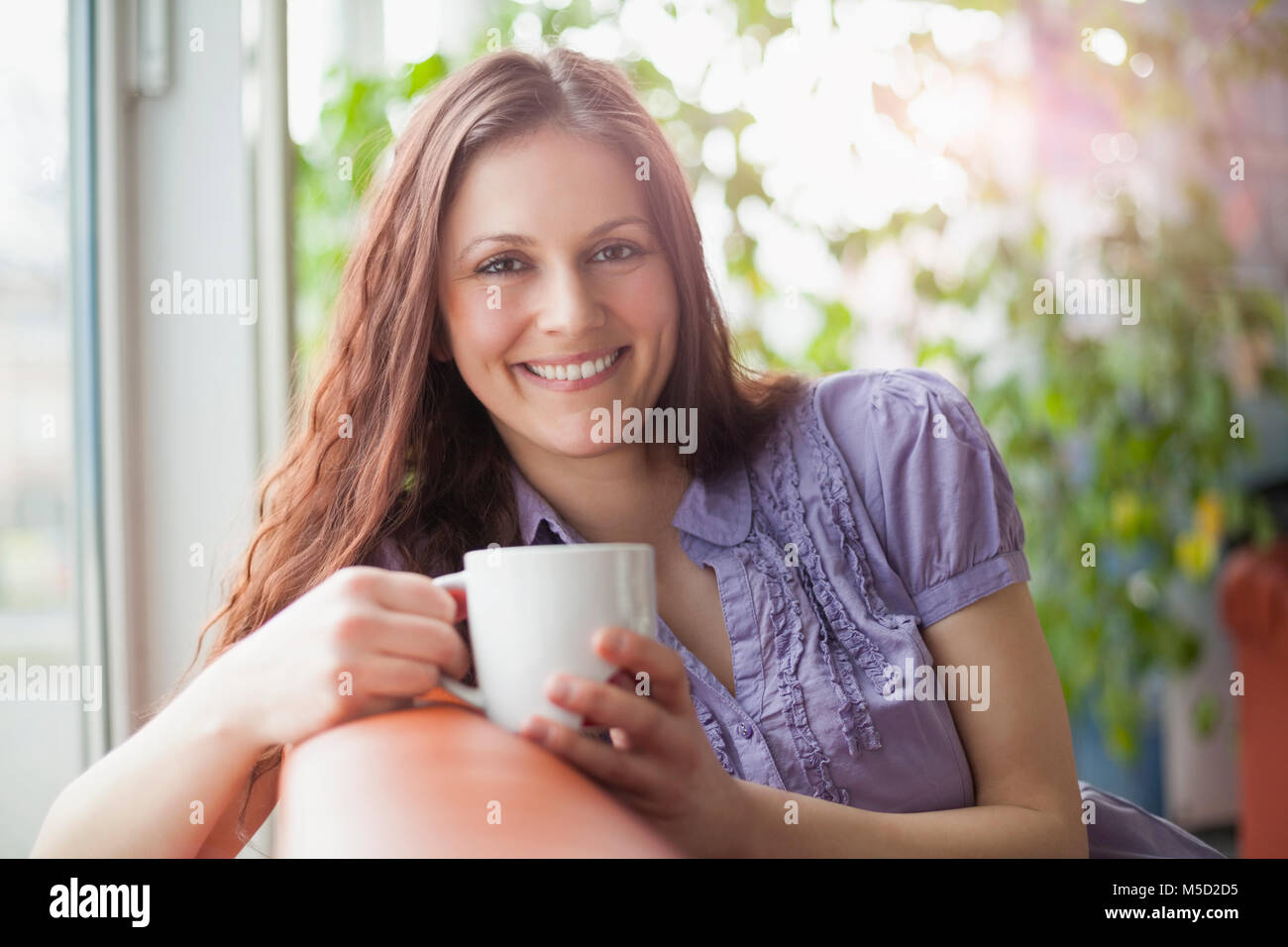 Portrait von schönen jungen Geschäftsfrau in Kaffee in der Lobby Stockfoto
