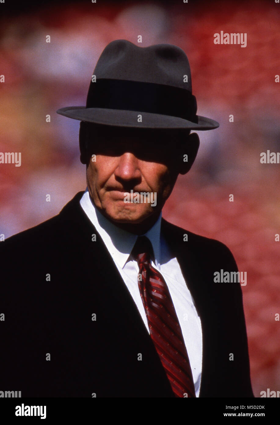 Portrait des ehemaligen Dallas Cowboys Trainer Tom Landry auf dem Nebenerwerb während eines Spiels im Giants Stadium in 1983. Stockfoto