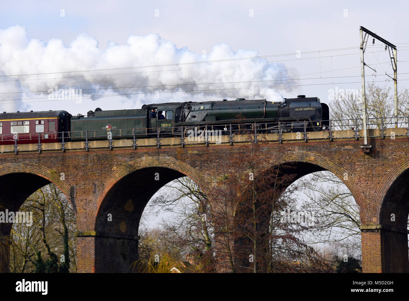 Britannia Klasse britischen Eisenbahn Dampflok 70013 "Oliver Cromwell" Kreuzung Eisenbahnviadukt im Central Park, Chelmsford, Essex. Dampfzug Stockfoto