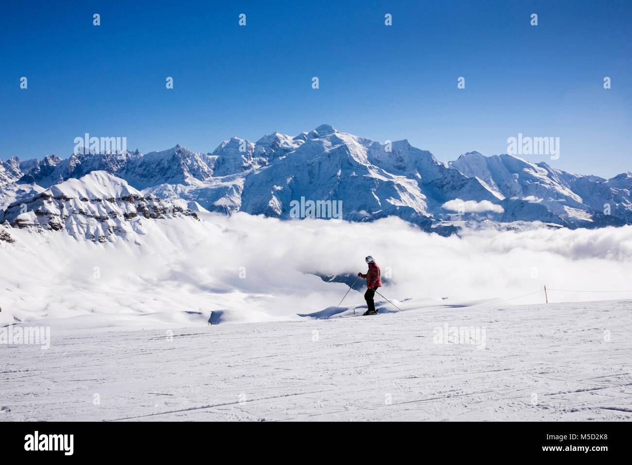 Ein Skifahrer Skifahren auf Schnee Skipiste mit Mont Blanc im Hintergrund in die Französischen Alpen. Tetes des Lindars, Flaine, Haute Savoie, Rhône-Alpes, Frankreich, Europa Stockfoto