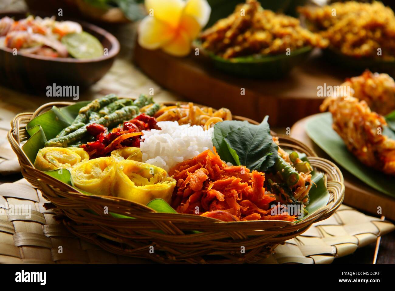 Nasi Campur Bali. Beliebte traditionelle balinesische Gericht aus gedämpftem Reis mit verschiedenen Beilagen serviert. Stockfoto