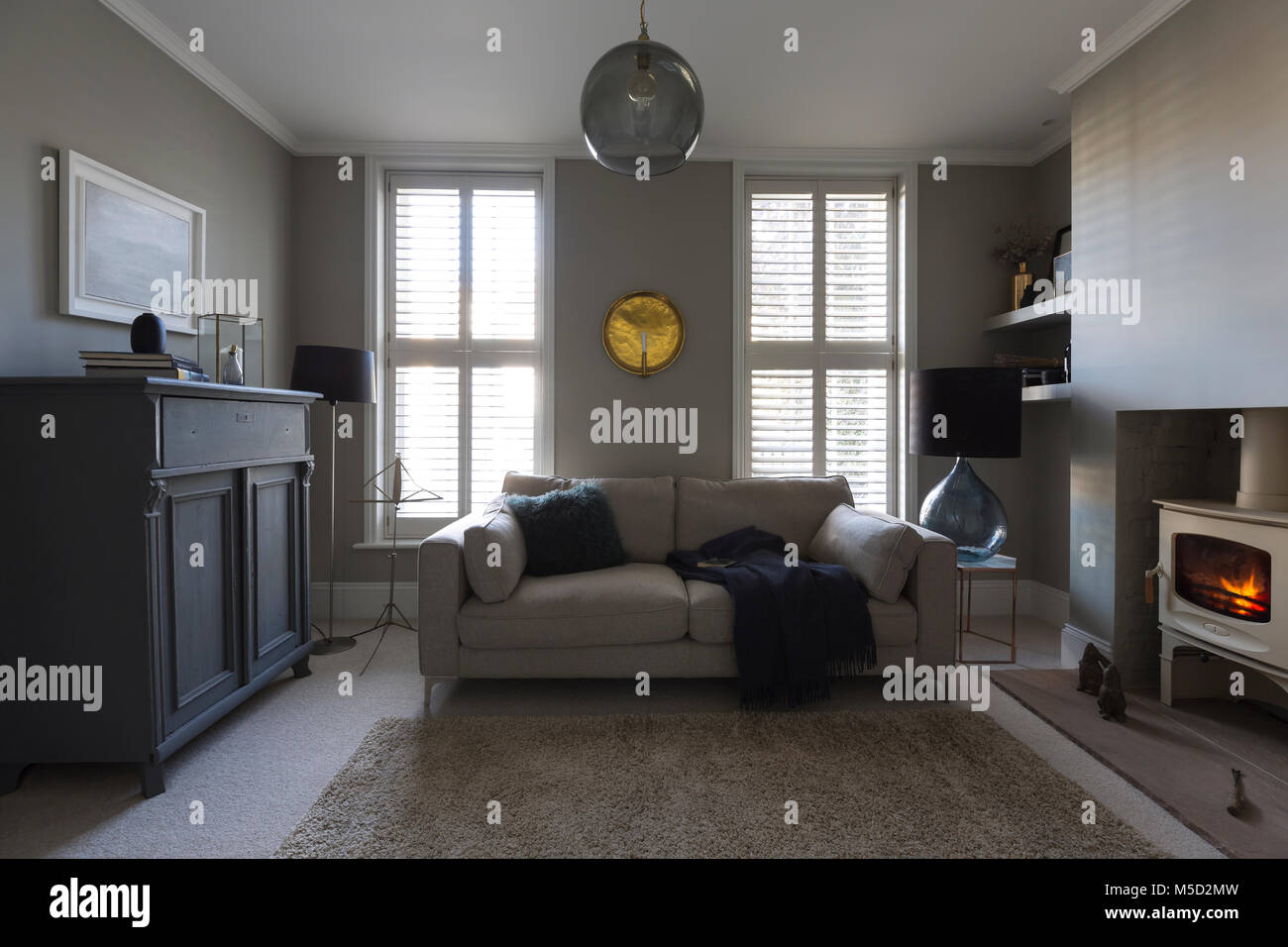 Luxus Home Showcase Wohnzimmer mit Holzofen Stockfoto