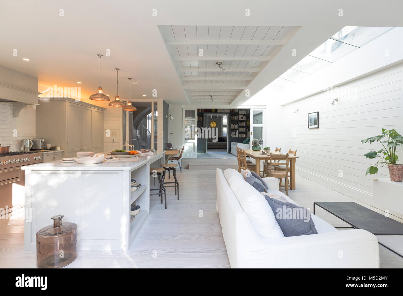 Luxus Home Showcase Küche und Wohnzimmer Stockfoto