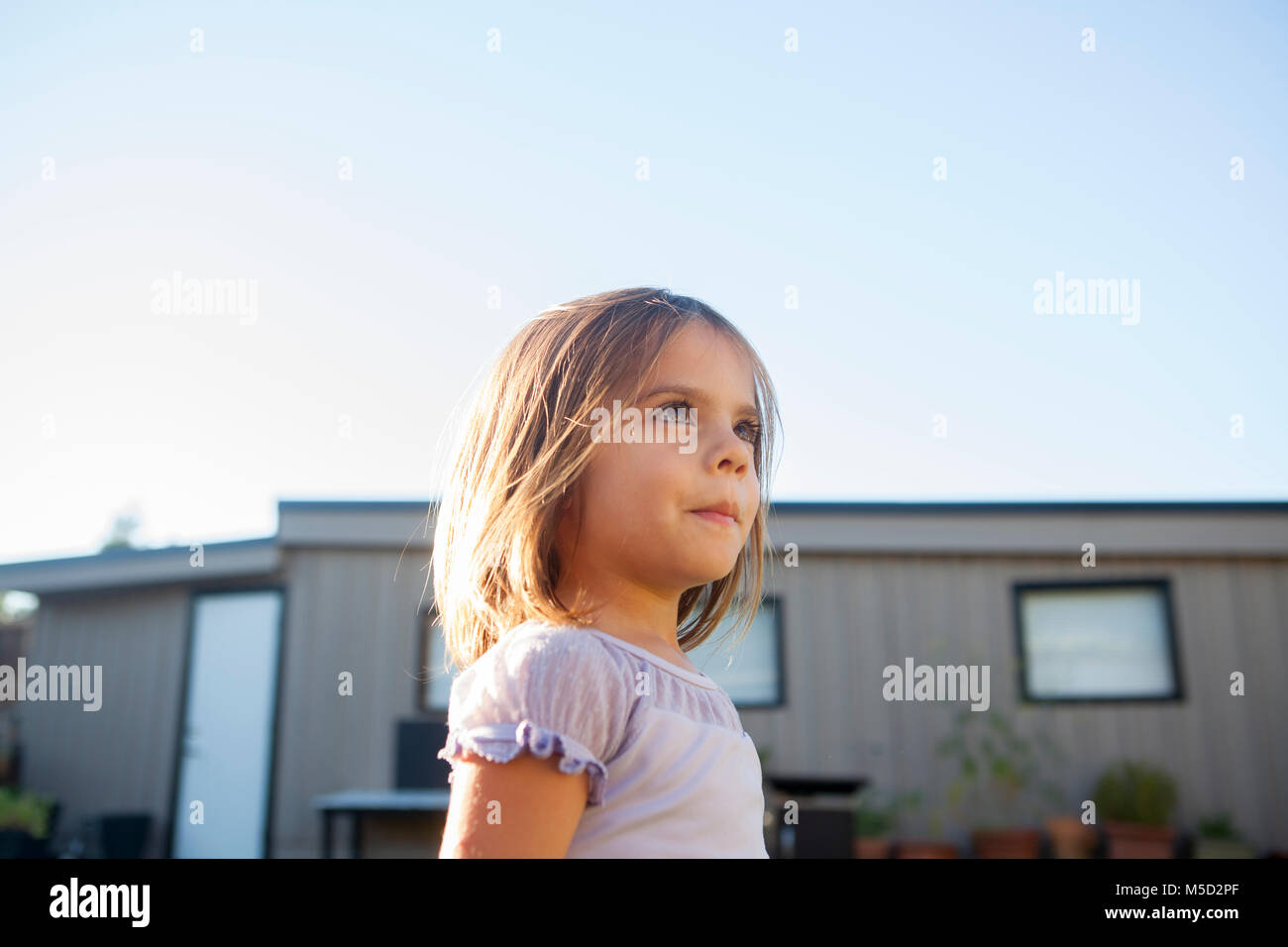 Neugierige Mädchen suchen Stockfoto Neugierige Mädchen suchen Stockfoto