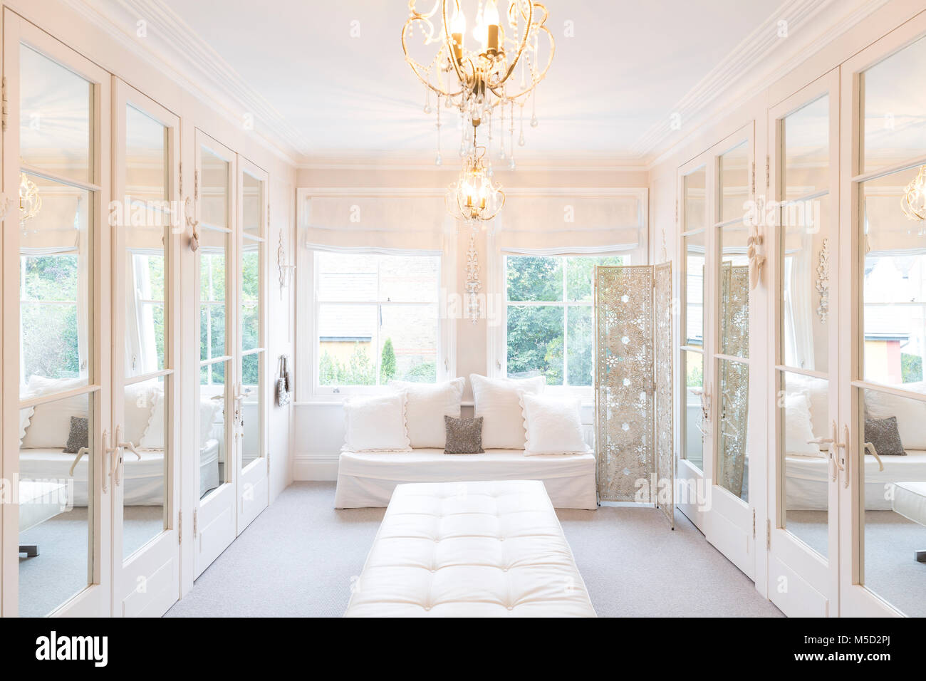Weiß, Luxus Home Showcase interior Ankleidezimmer mit verspiegelten Schränken Stockfoto