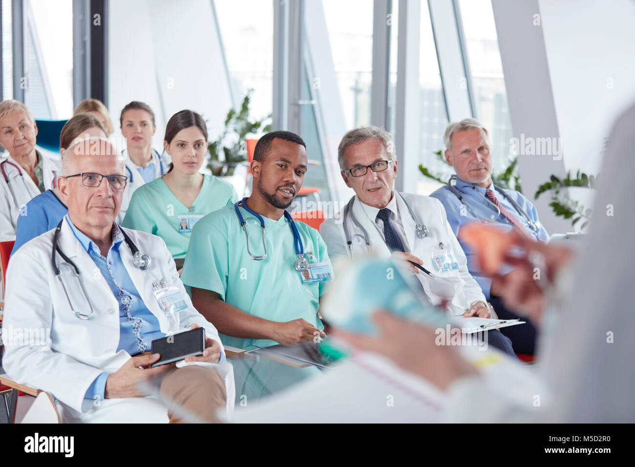 Chirurgen, Ärzte und Krankenschwestern in Konferenz Publikum Stockfoto