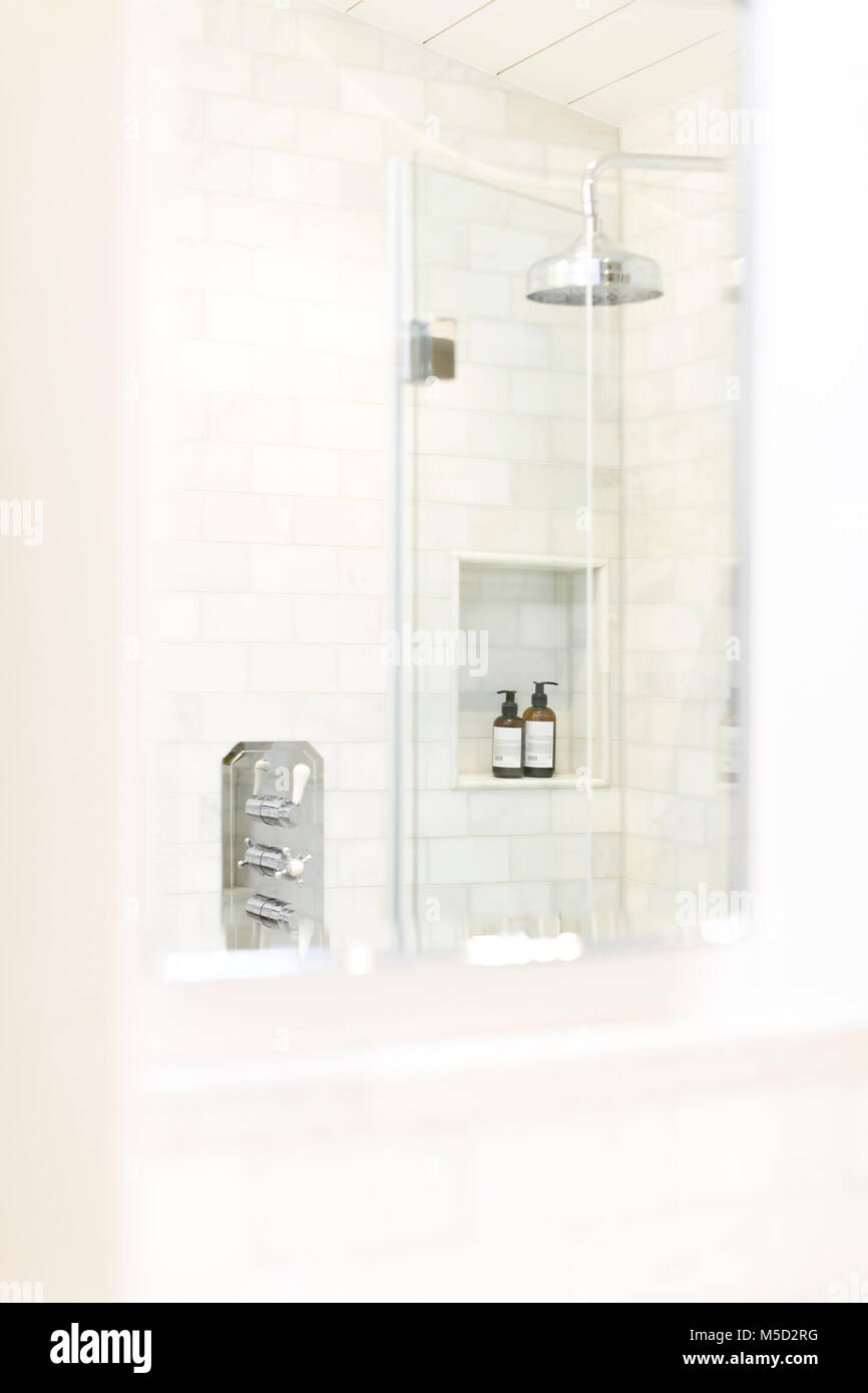 Weiß Home Showcase Badezimmer Stockfoto