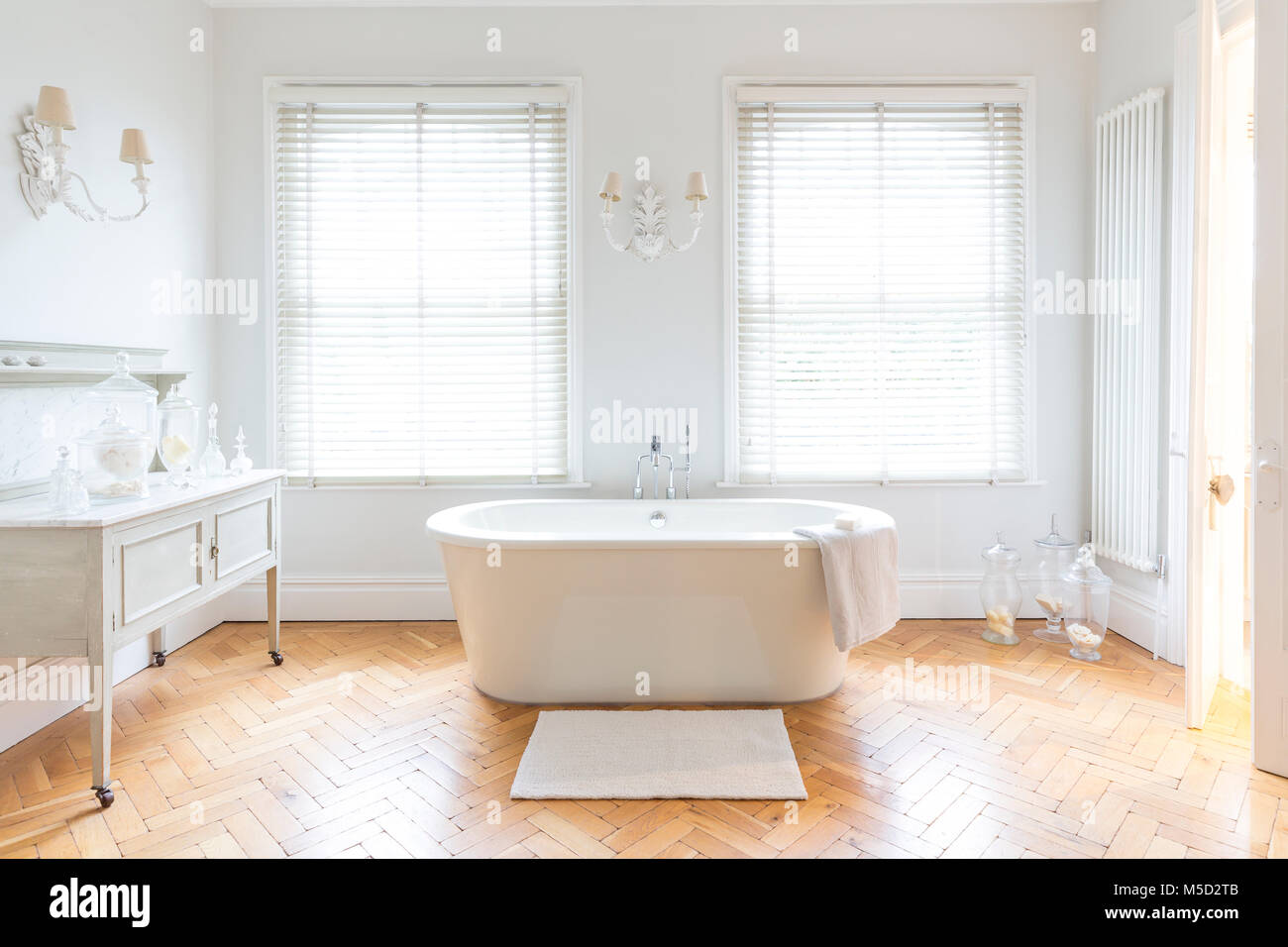 Weiß, Luxus Home Showcase Badezimmer mit Badewanne und Parkett Parkett Stockfoto