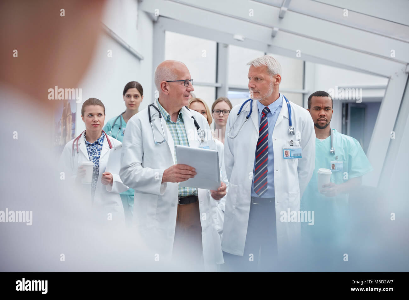 Ärzte und Krankenschwestern im Krankenhausflur spazieren Stockfoto