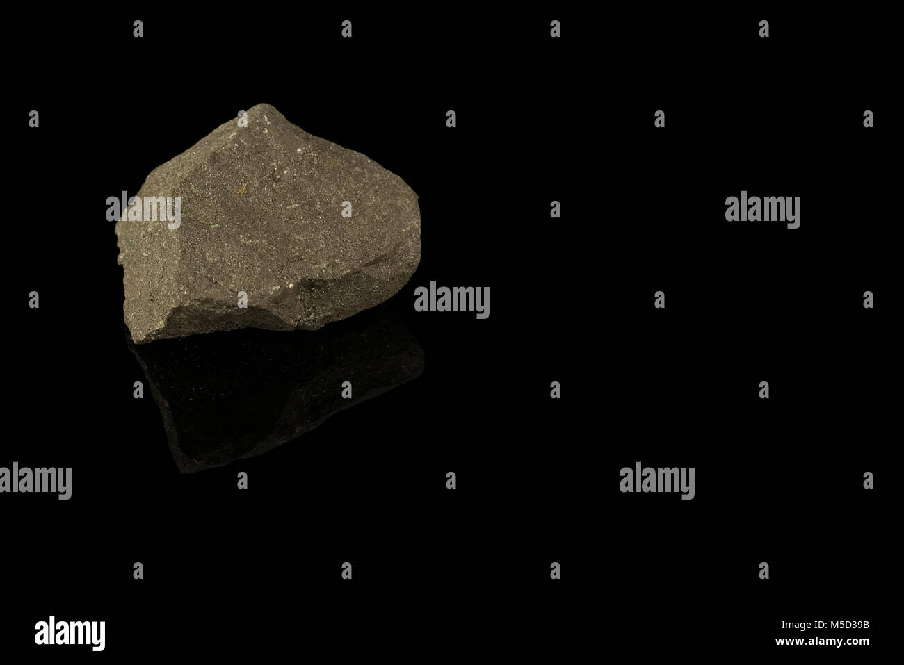 Magnetit Eisenerz Mineral, Eisenoxid, magnetisch, lodestone, isometrische hexoctohedral Kristallstruktur auf schwarzem Hintergrund isoliert. Gesteine Mineralien Stockfoto