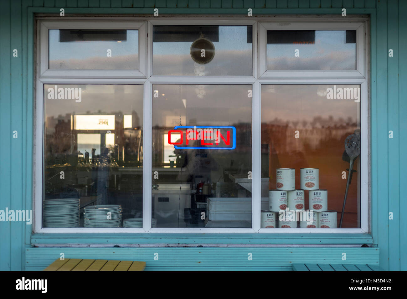 Neon"-Schild im Fenster für ein Café, ein Restaurant. Stockfoto