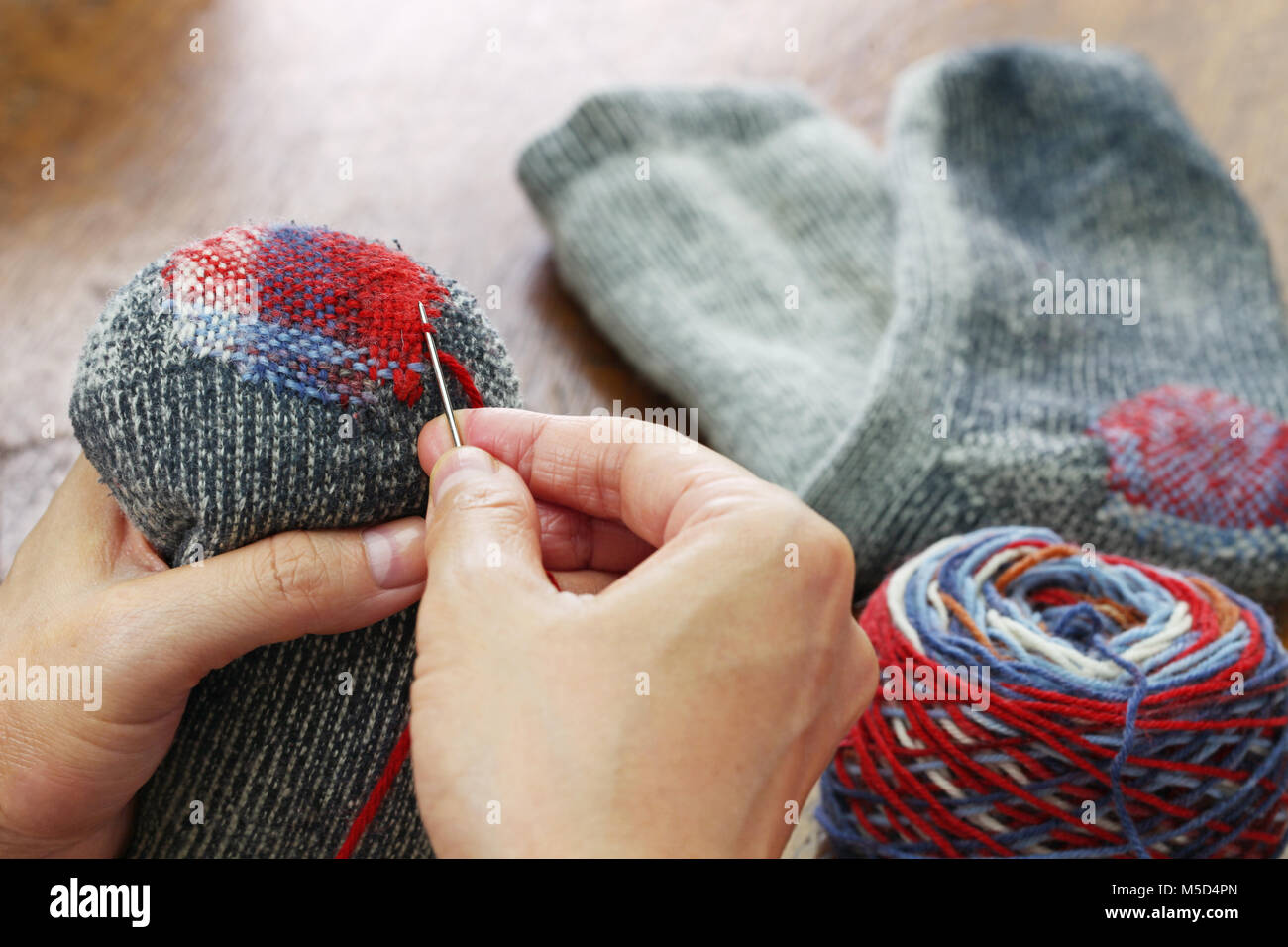 Stopf Socken, Reparatur von Löchern in den Socken Stockfoto