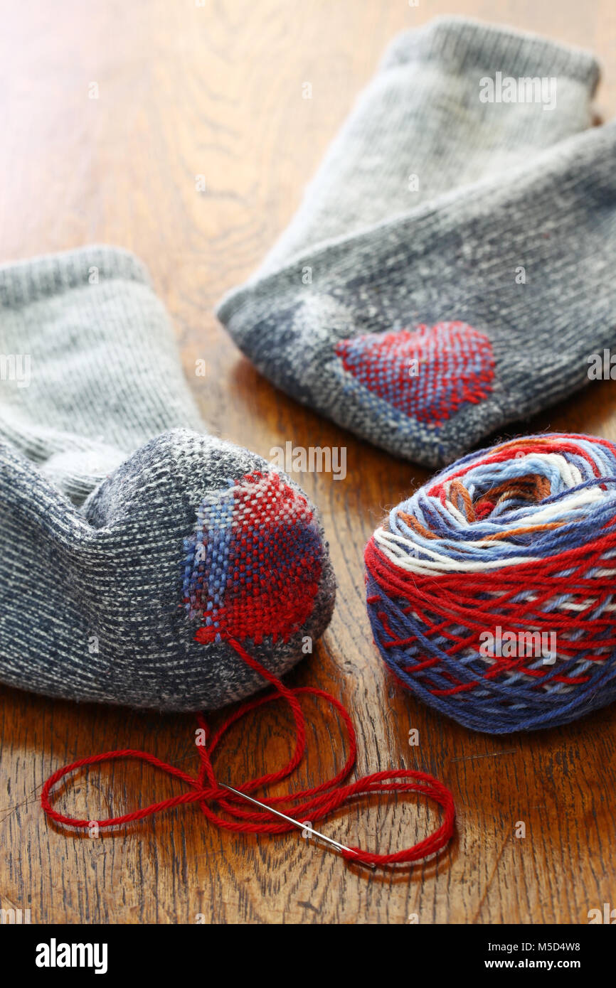 Stopf Socken, Reparatur von Löchern in den Socken Stockfoto