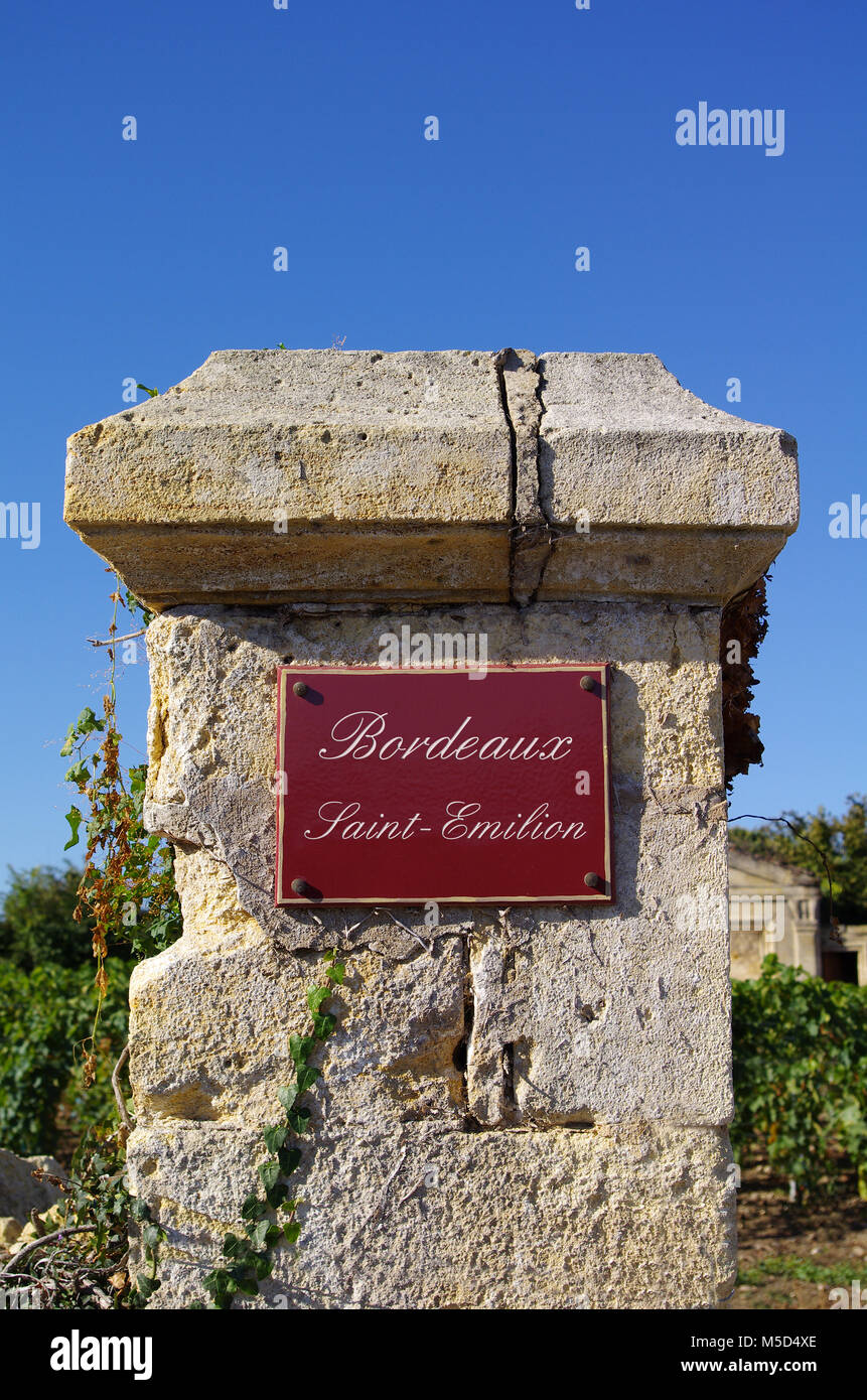 Straßenschild "Bordeaux Saint Emilion" mit Wein im Hintergrund. Bordeaux, Gironde, Frankreich Stockfoto