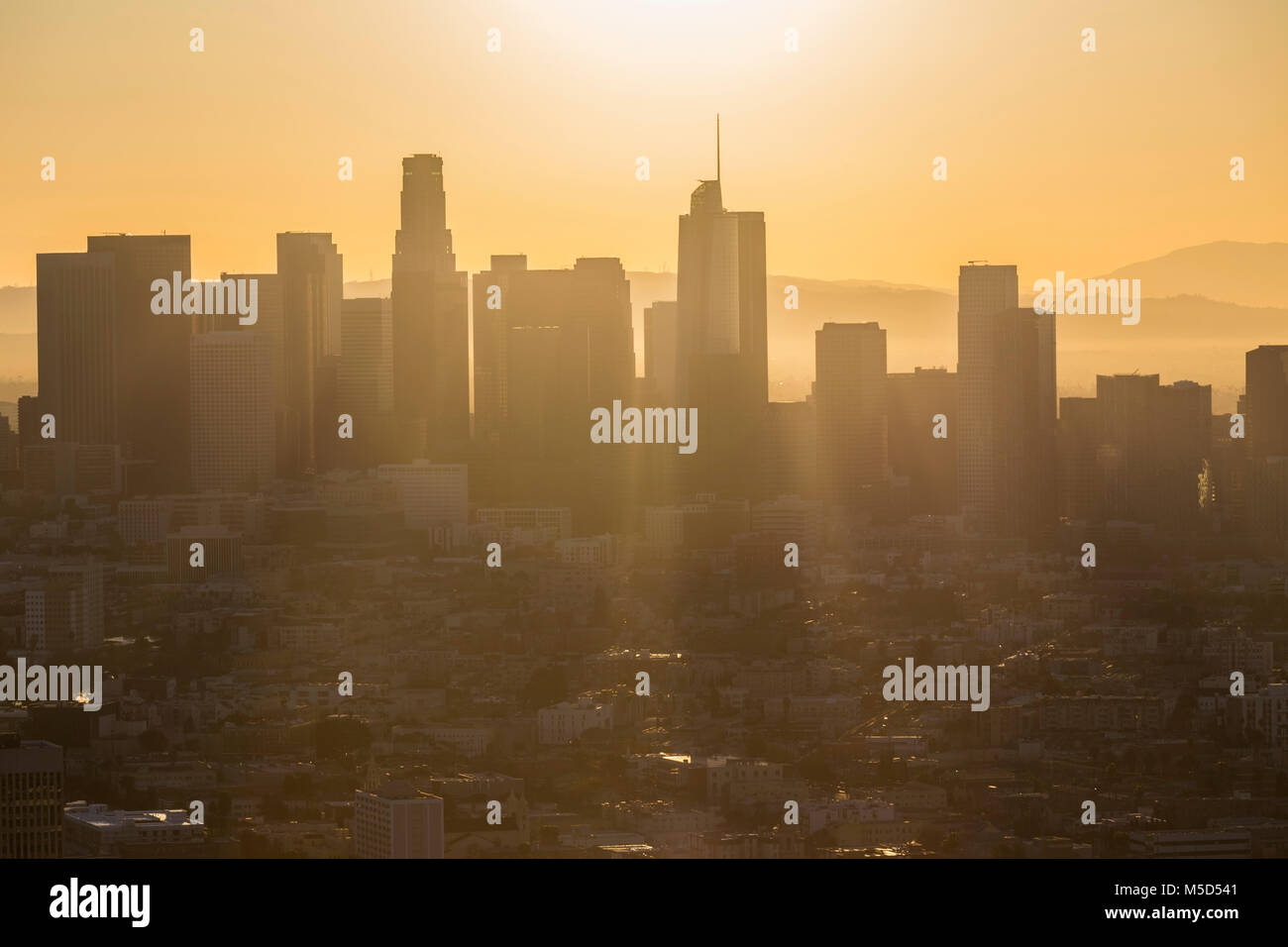Antenne morgen angesichts steigender Sonne über der Innenstadt von Los Angeles in Südkalifornien. Stockfoto
