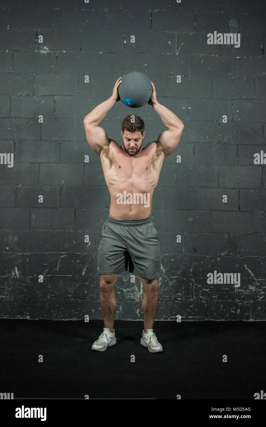 Ein großes Gewicht Lifter funktioniert, und posiert für die Kamera Stockfoto