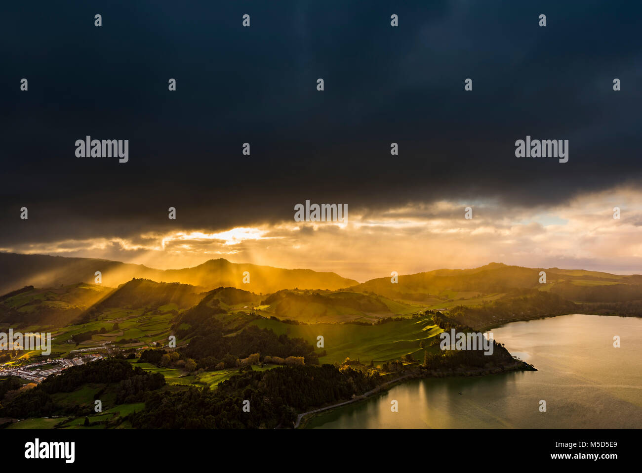 Furnassee mit hügeligen Landschaft und dramatische stimmungsvolle Beleuchtung, dunkle Wolken, Furnas, Sao Miguel, Azoren, Portugal Stockfoto