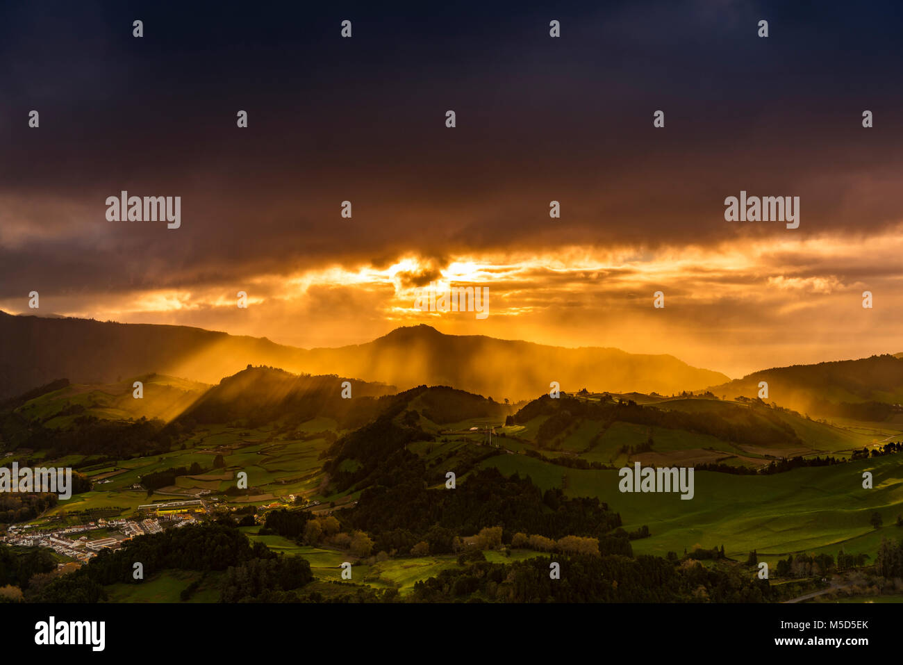 Hügelige Landschaft und dramatische stimmungsvolle Beleuchtung, dunkle Wolken, Furnas, Sao Miguel, Azoren, Portugal Stockfoto