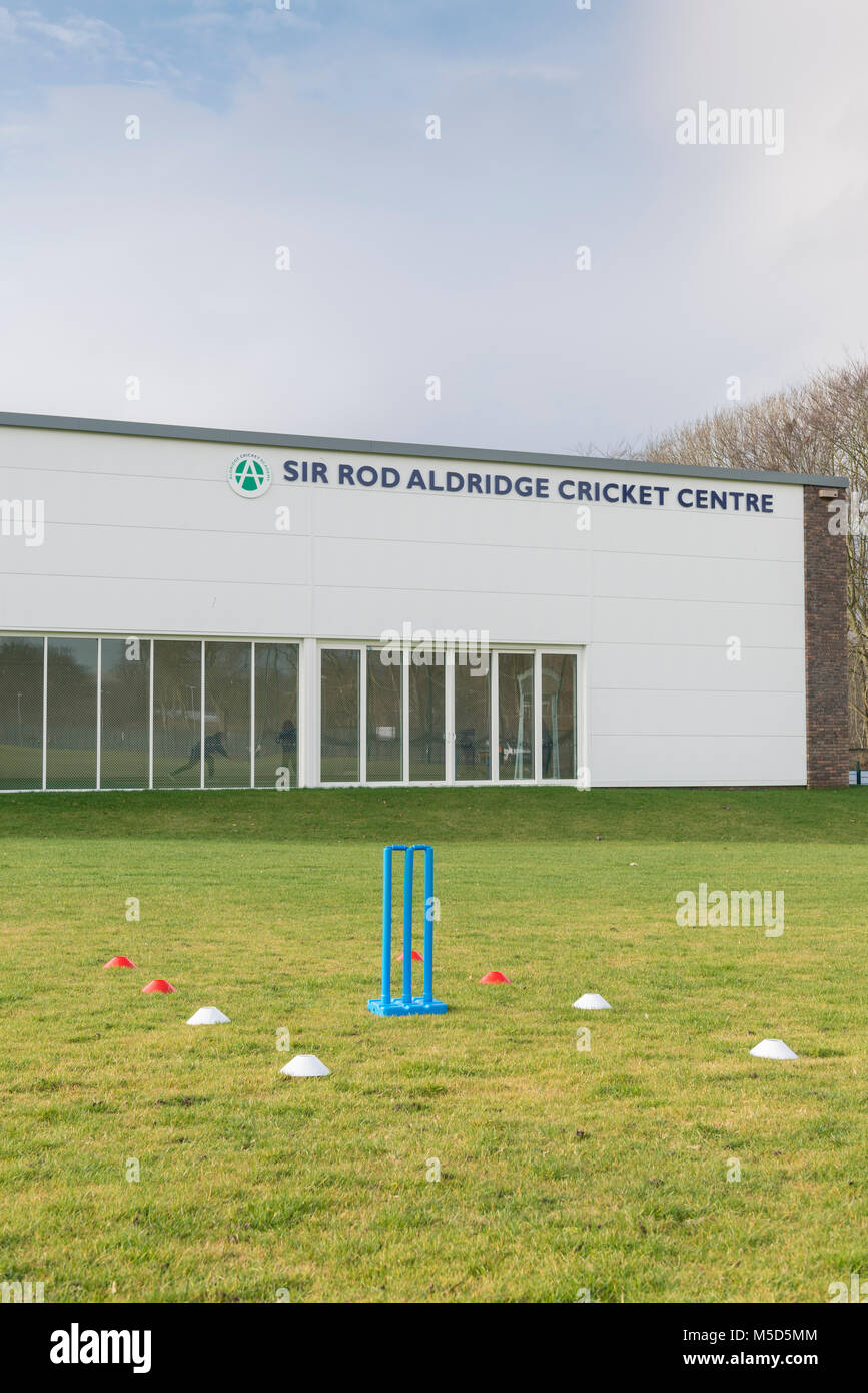 Cricket Praxis vor dem Sir Stange Aldridge cricket Akademie Gebäude in Brighton Stockfoto