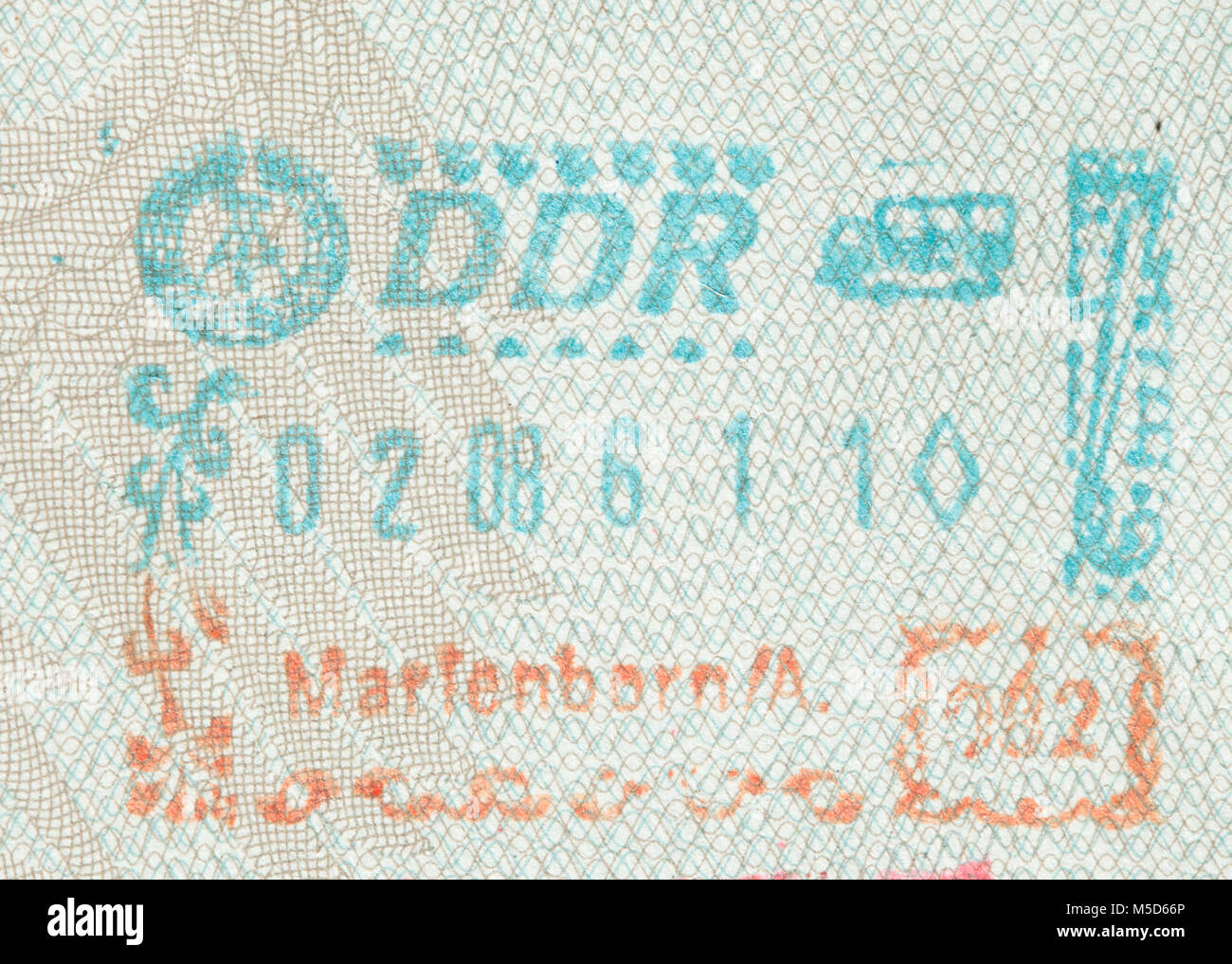 Eingangsstempel der DDR in einem alten deutschen Pass Stockfoto